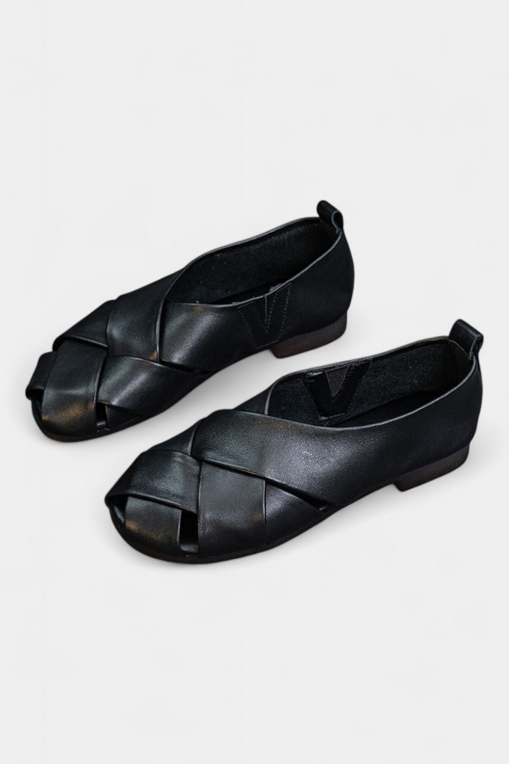 Nayra Zapatos Planos Abiertos de Cuero Negro con Detalle Cruzado